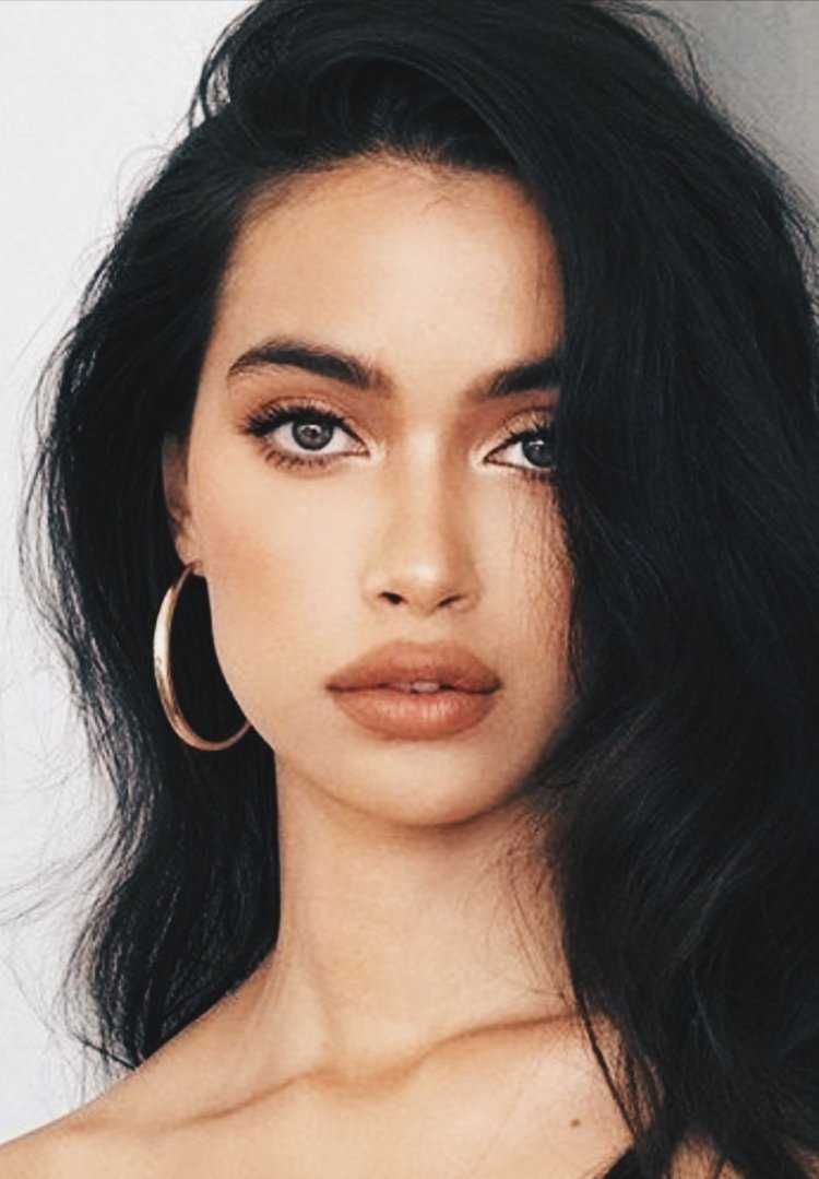 София Миакова в черном