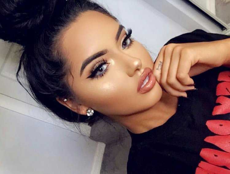 Селфи брюнеток с длинными волосами