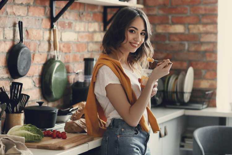 Девушка в джинсах на кухне