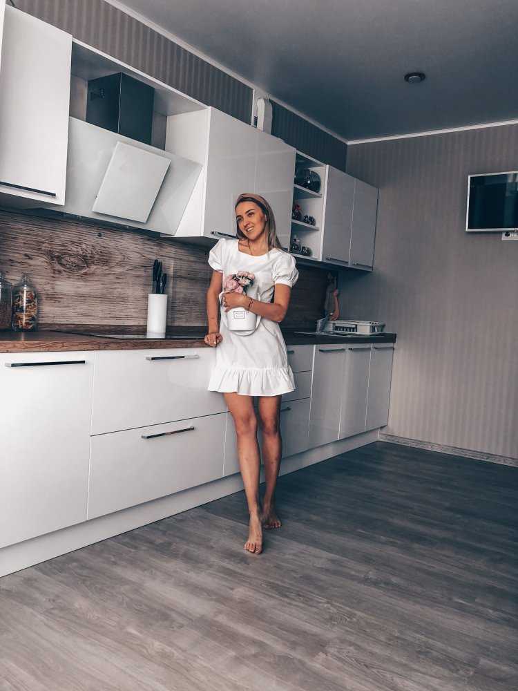 Девушка на кухне