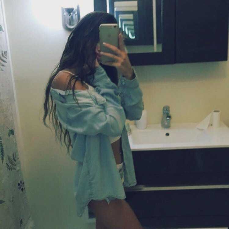 Брюнетка без лица в домашних условиях