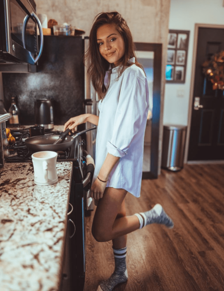 Фотосессия на кухне девушка