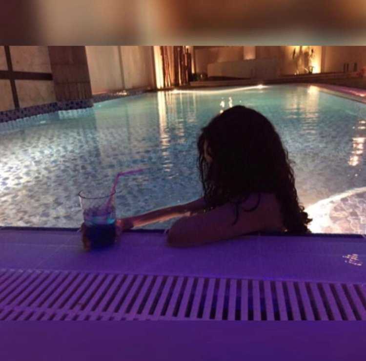 Девушка с черными волосами в бассейне