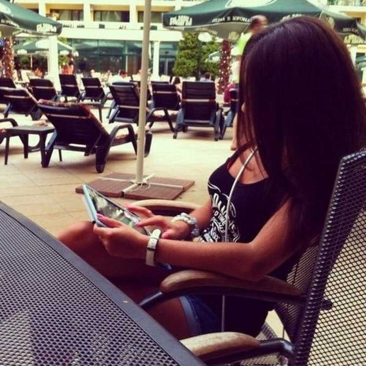 Девушка в кафе со спины