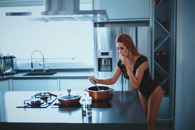 Красивая девушка на кухне