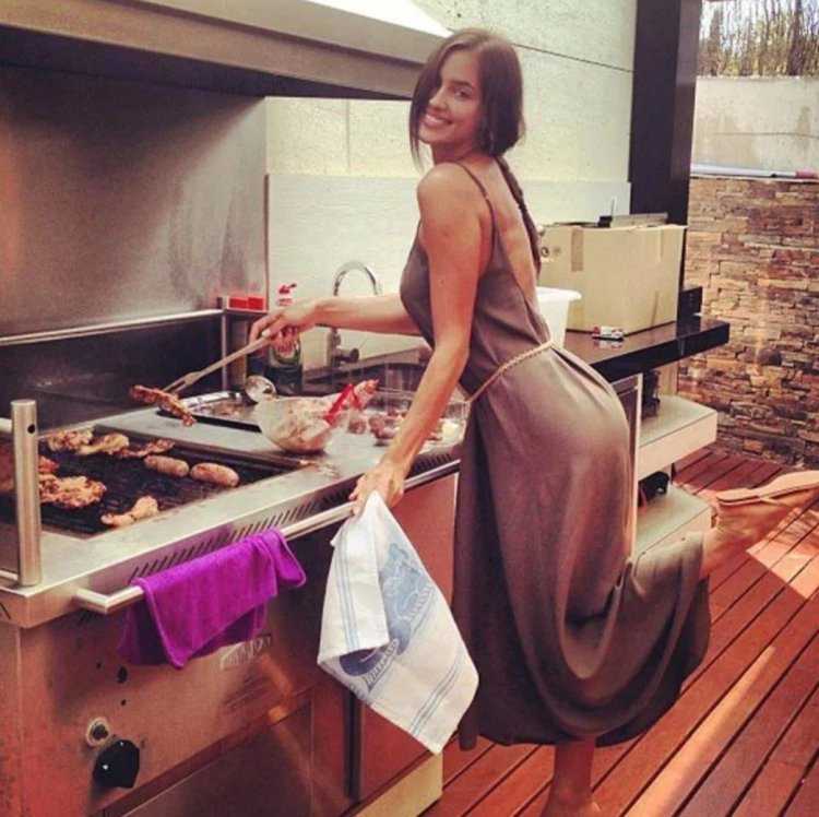 Женщина готовит