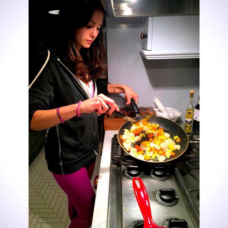 Нина Добрев на кухне