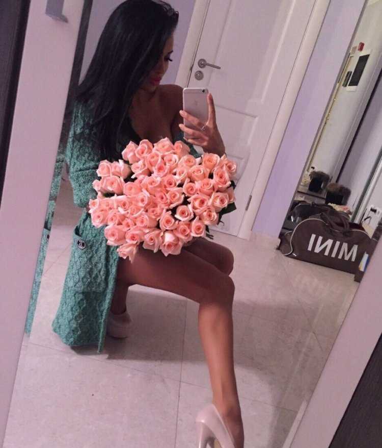 Девушка с цветами селфи