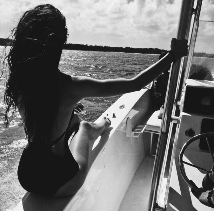 Девушка на яхте со спины