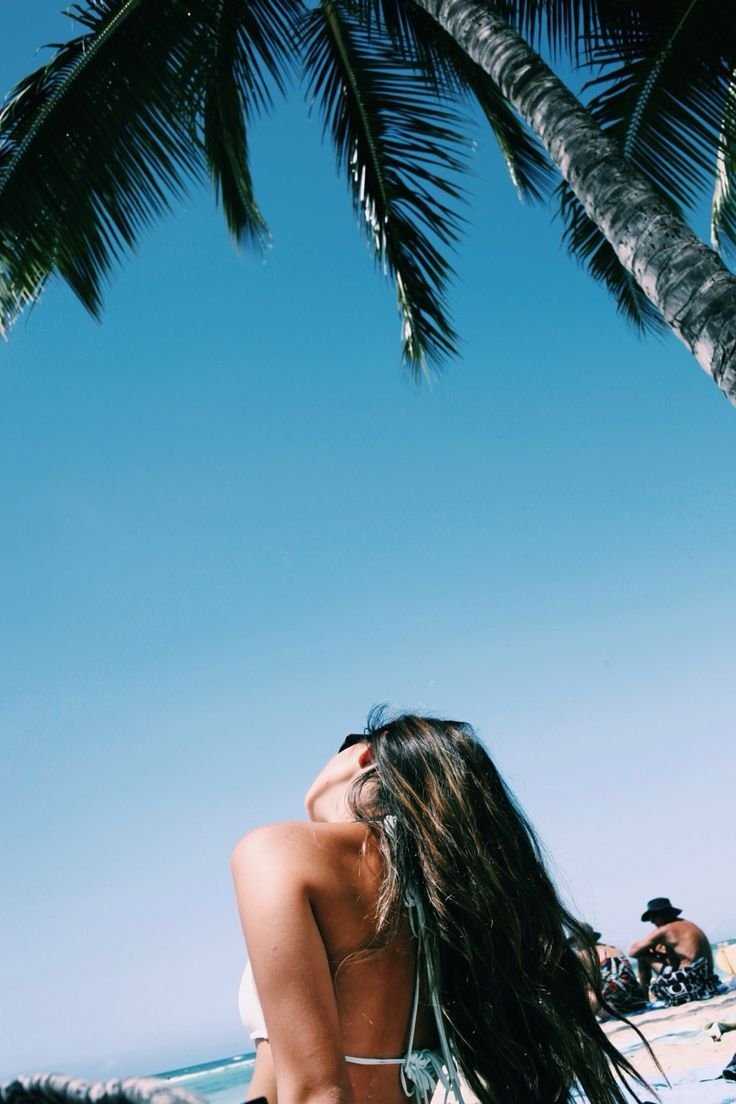 Девушка под пальмой