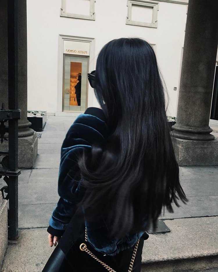 Брюнетка со спины