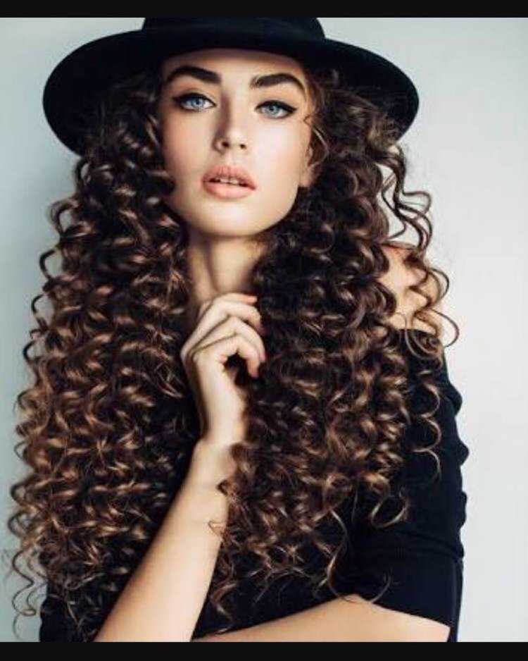 Брюнетка с кудрями