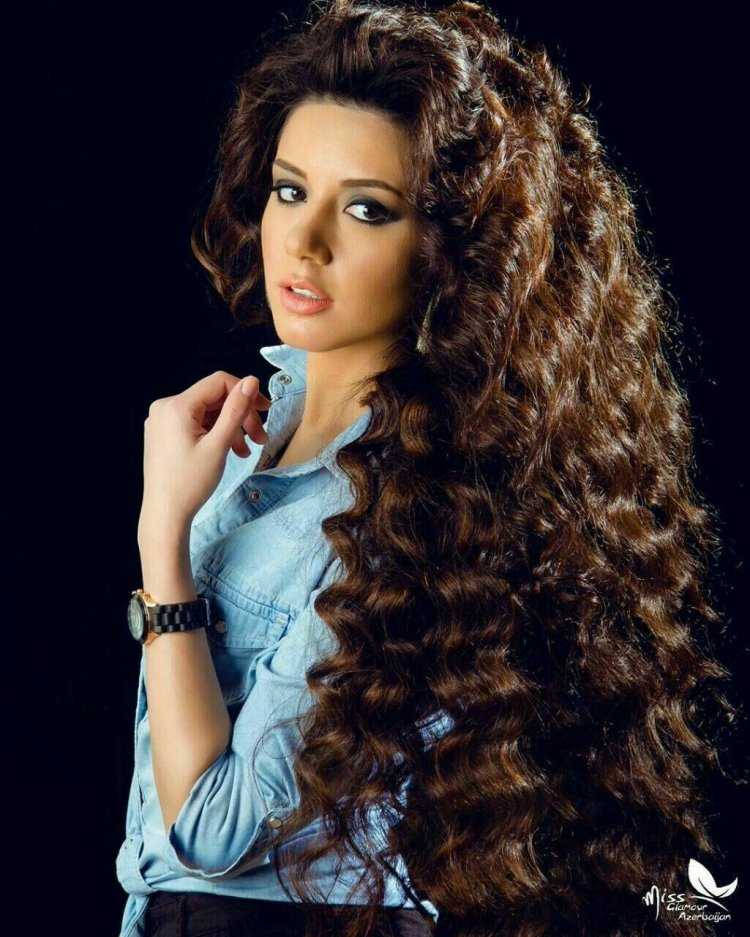 Девушка с длинными вьющимися волосами