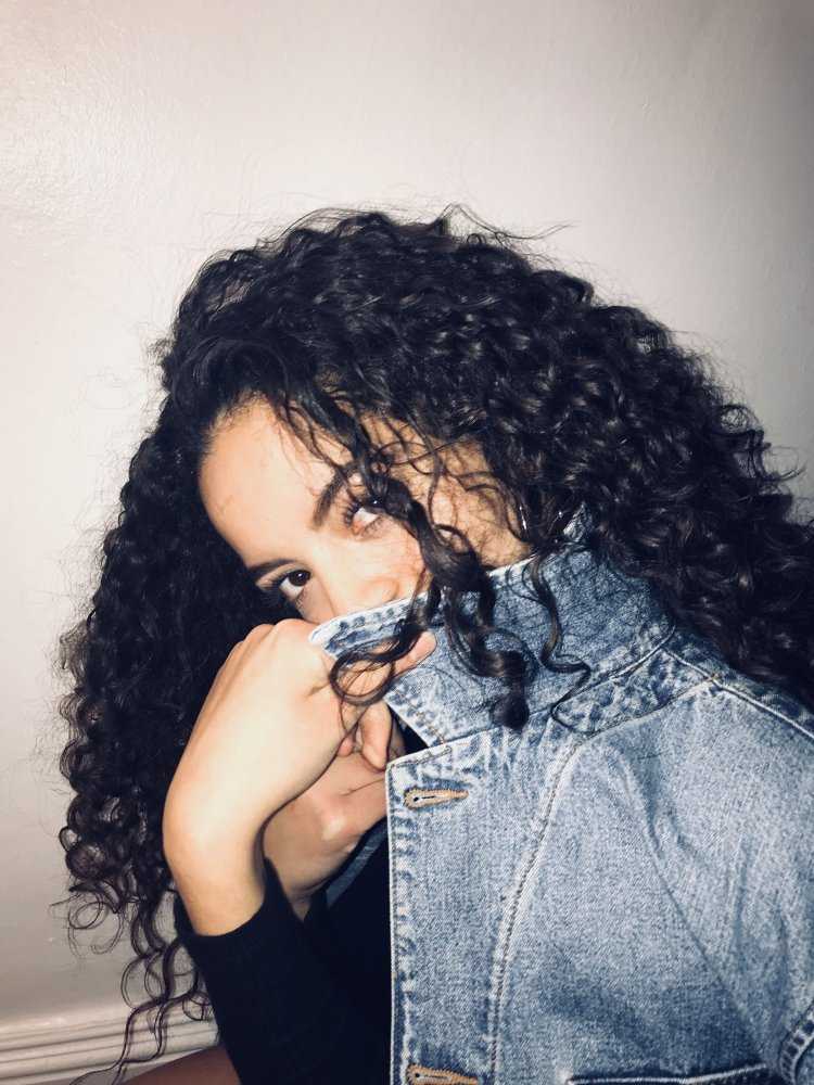 Красивые брюнетки с кудрявыми волосами