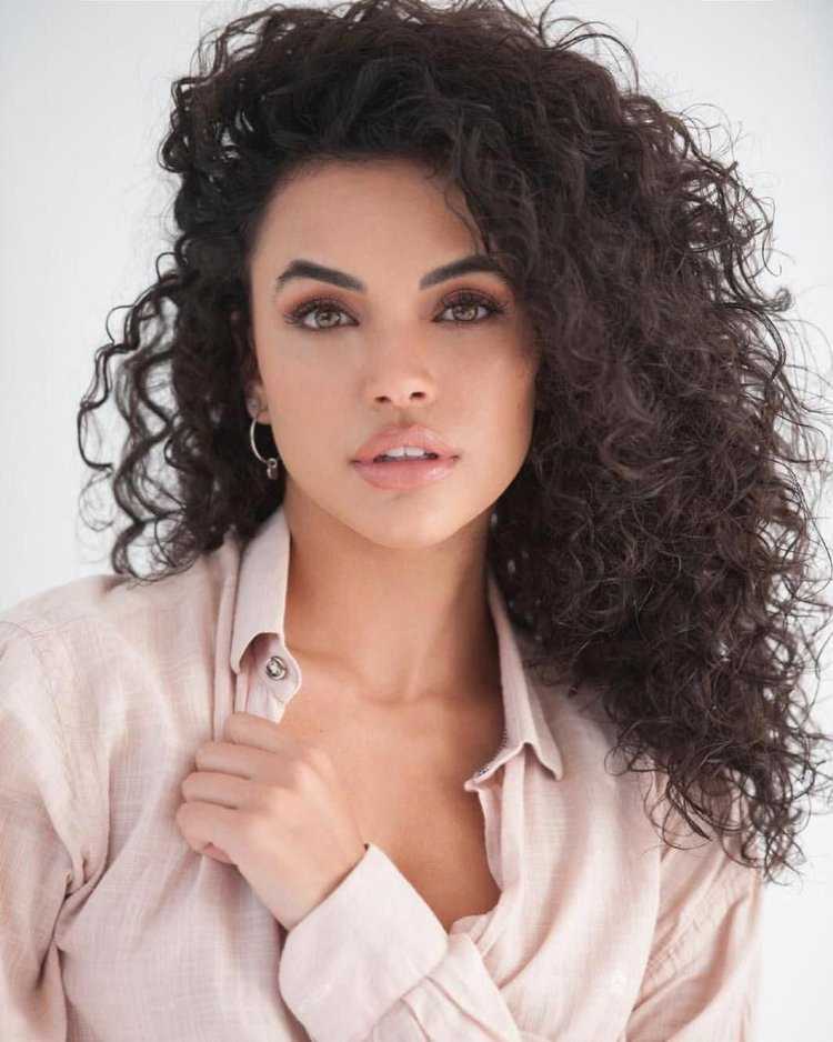 Zivert с афро кудрями