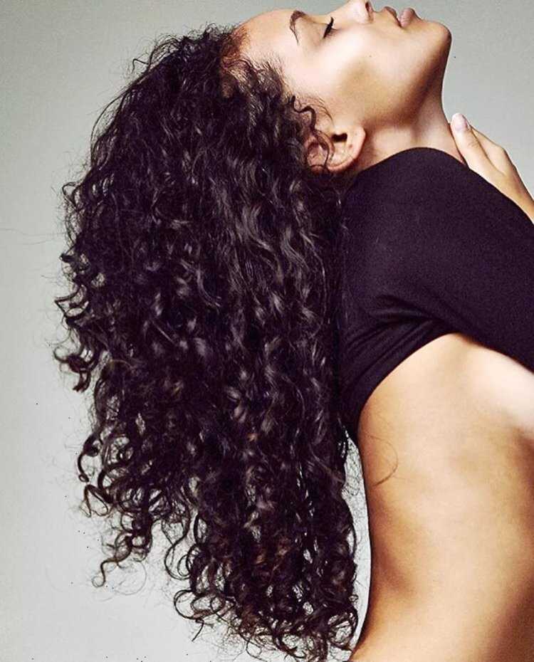 Девушка с вьющимися волосами