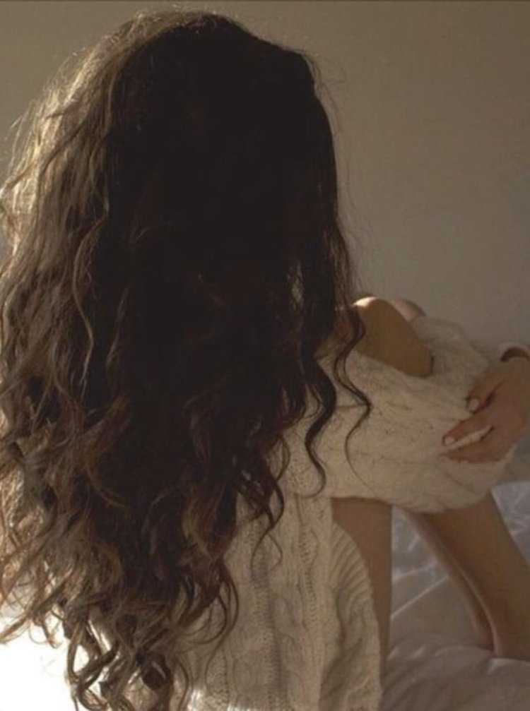 Кудрявые волосы со спины