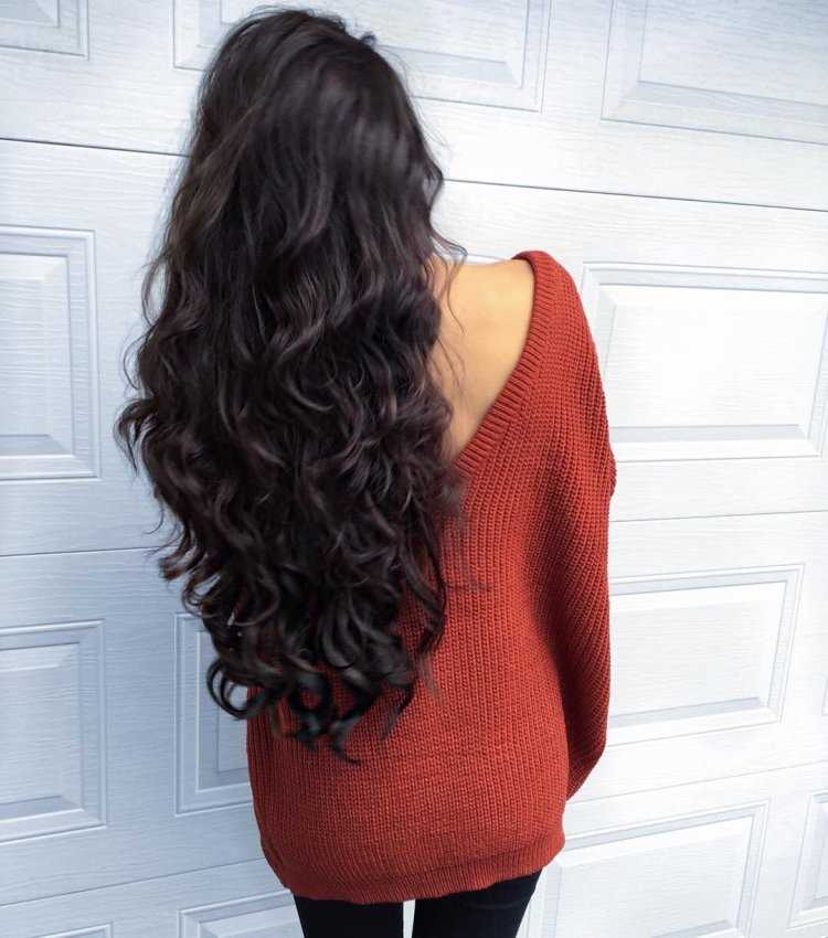 Длинные темные вьющиеся волосы