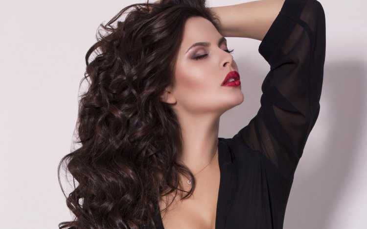 Брюнетка с кудрями