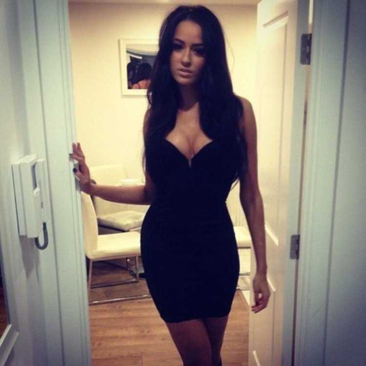 Брюнетка в черном платье селфи