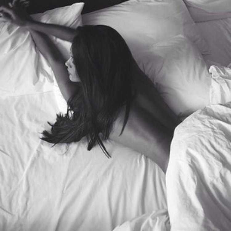 Девушка в белой постели