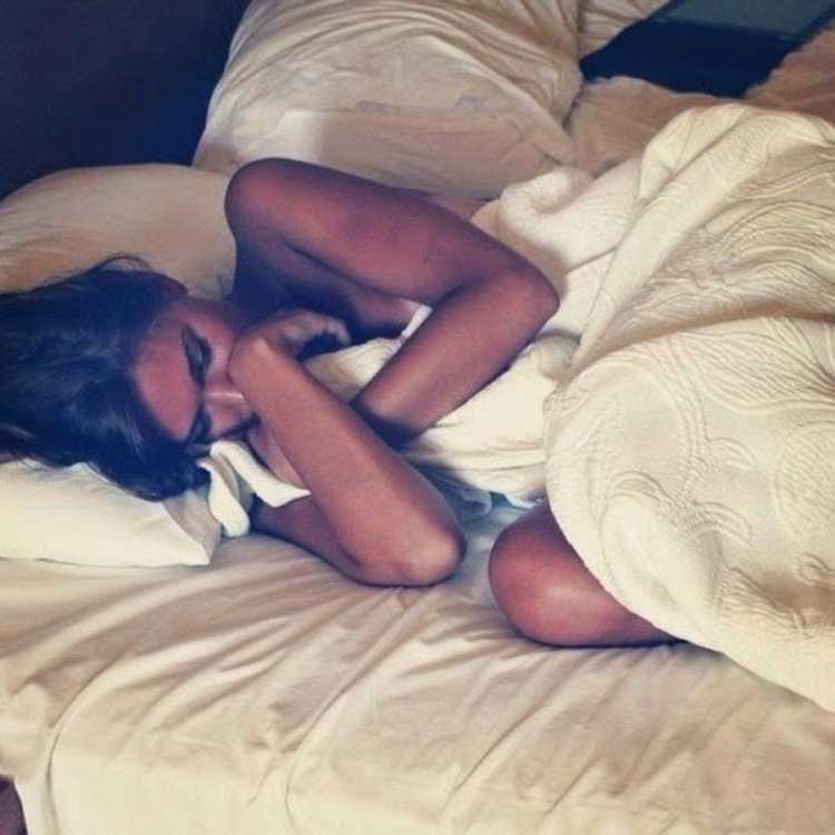 Девушка брюнетка в постели