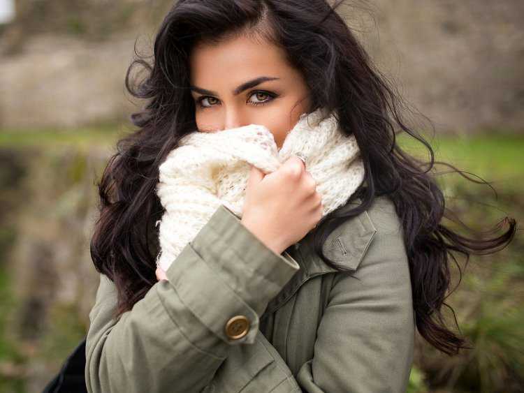 Девушка брюнетка