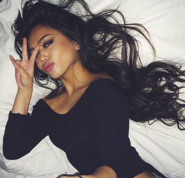 Селфи брюнеток с длинными волосами