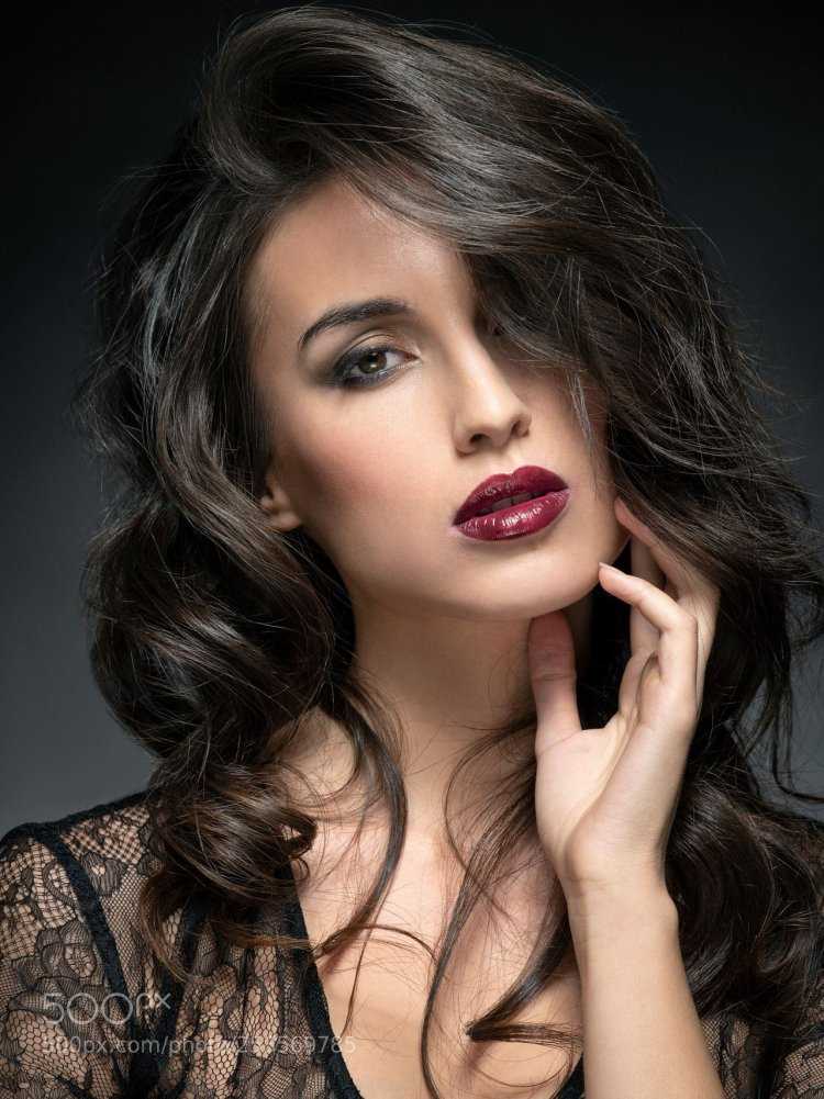 Портрет брюнетки