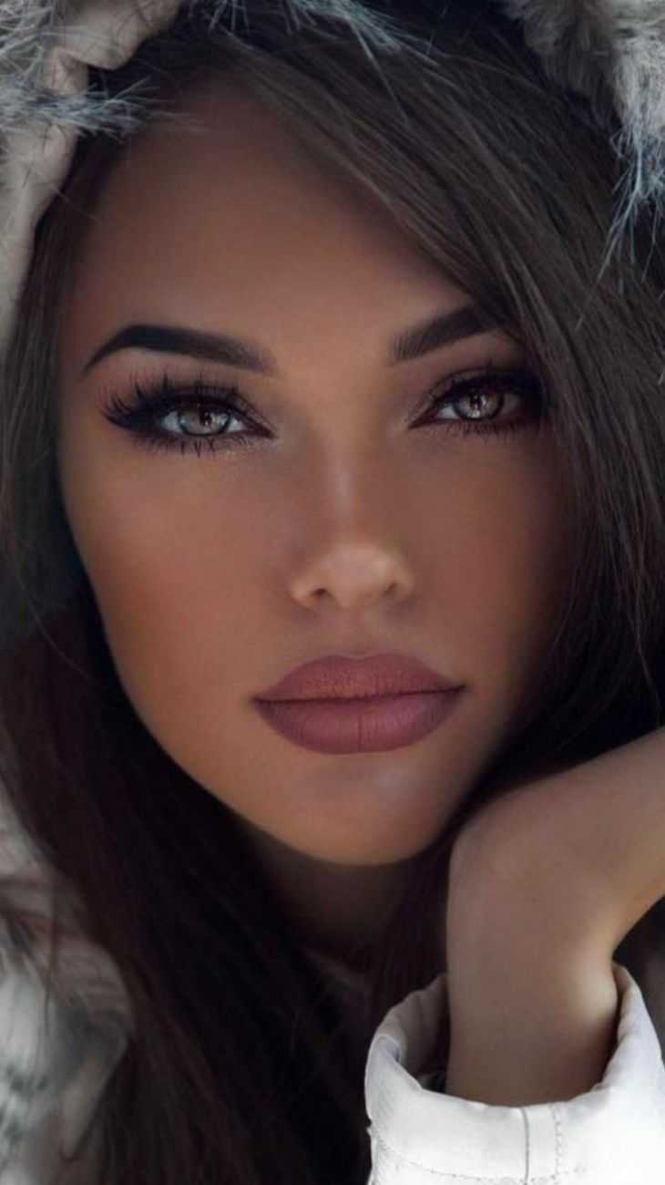 Лицо девушки брюнетки