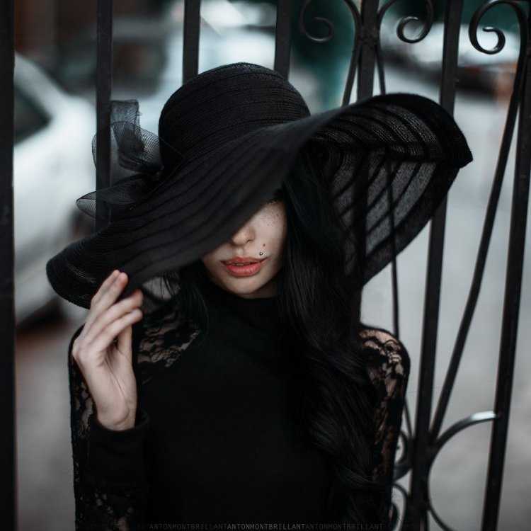 Красивая брюнетка в шляпе