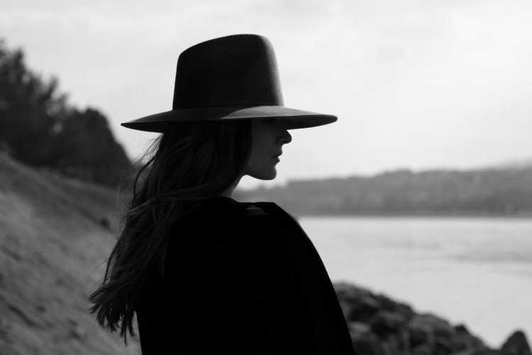 Черная шляпа для девочки