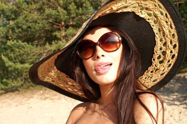 Брюнетка в шляпе