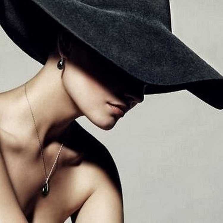 Девушка в шляпе без лица