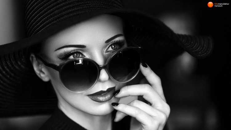 Девушка в черном гламурная