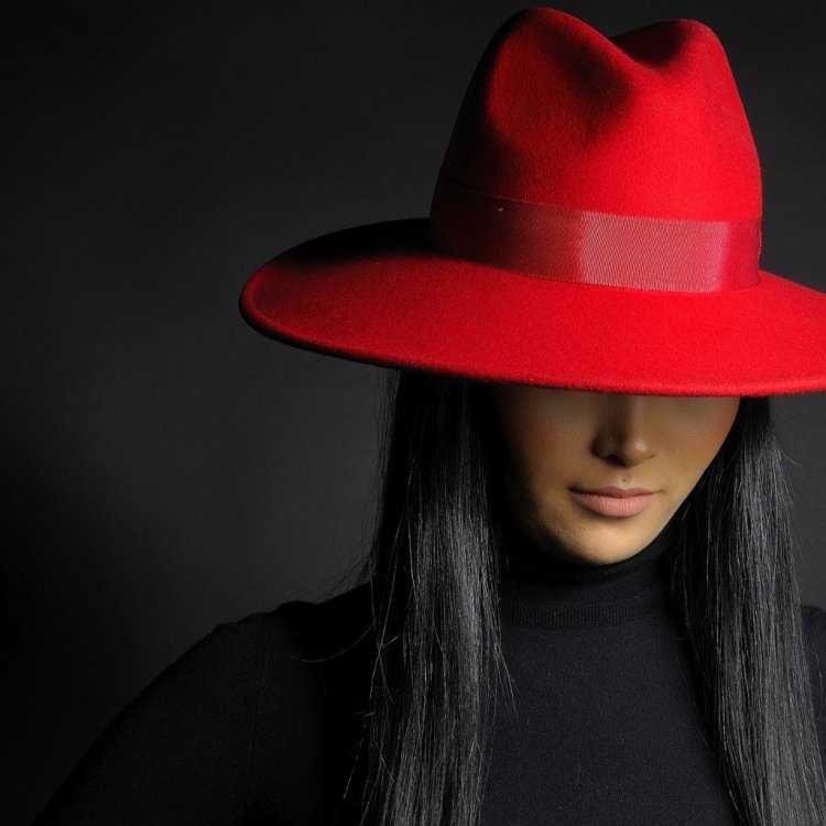 Брюнетка в шляпе