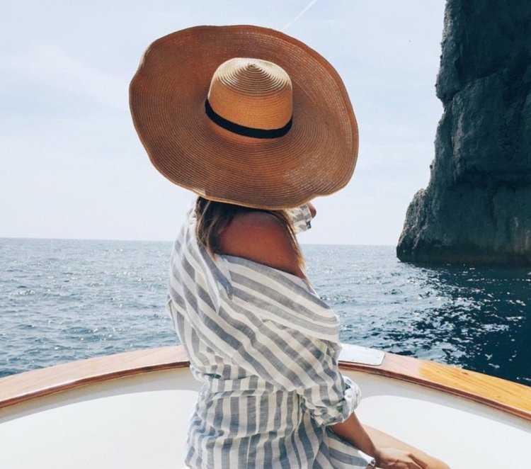 Женщина в шляпе на море