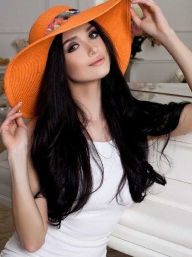 Брюнетка в шляпе