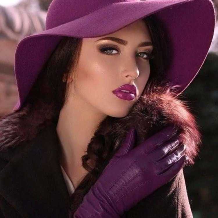 Дама в сиреневой шляпе