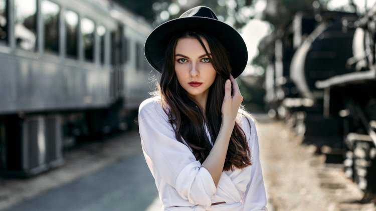 Темноволосая девушка в шляпе