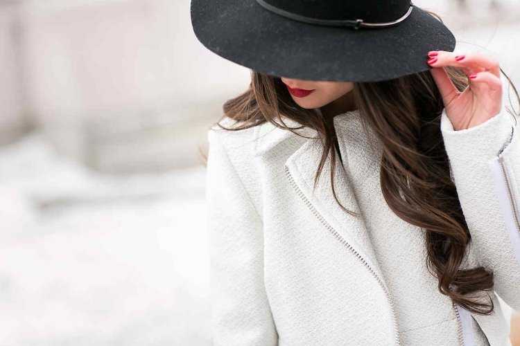 Девушка в бежевой шляпе