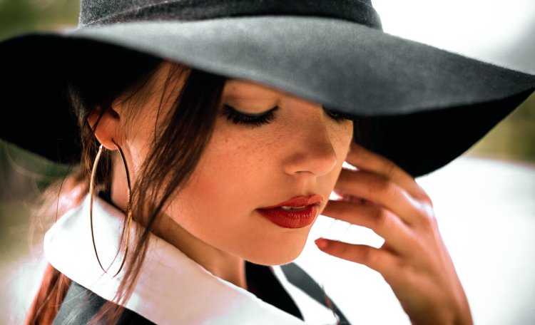 Красивые девушки в шляпках