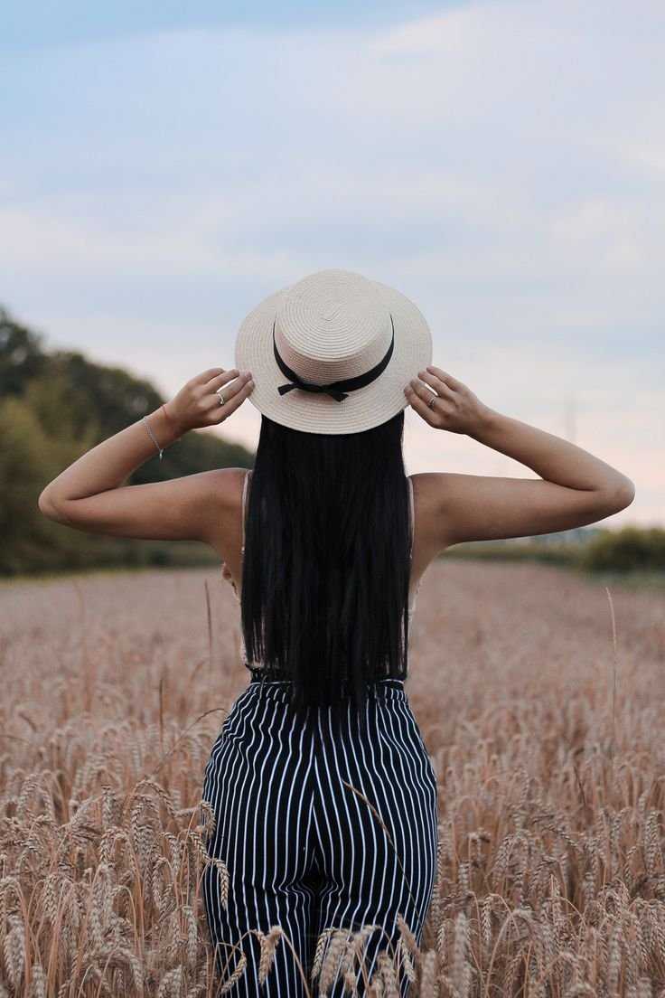 Красивые девушки брюнетки в шляпе