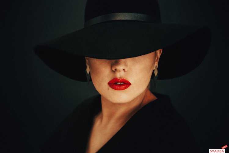 Девушка в шляпе