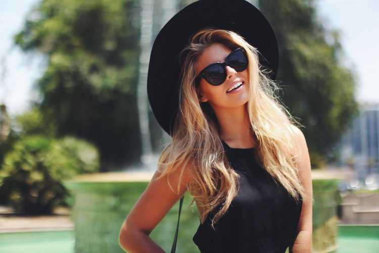 Девушка в шляпе и очках