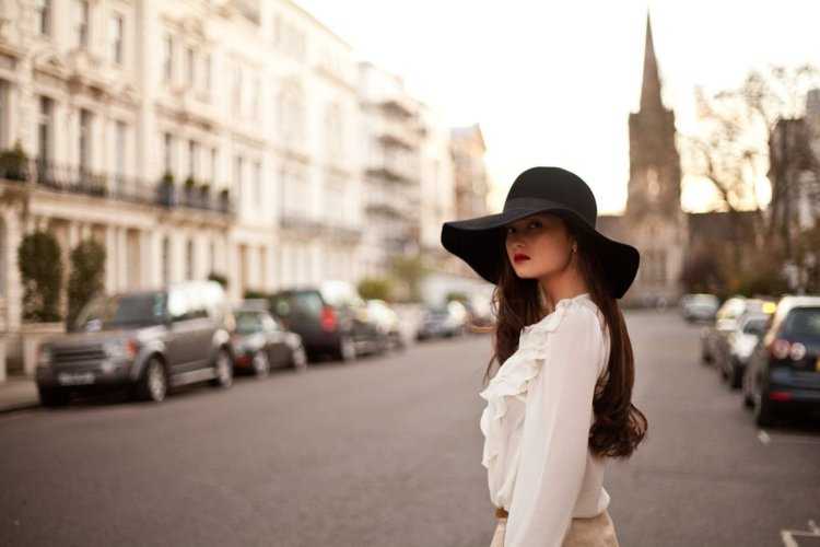 Девушка в шляпе на улице
