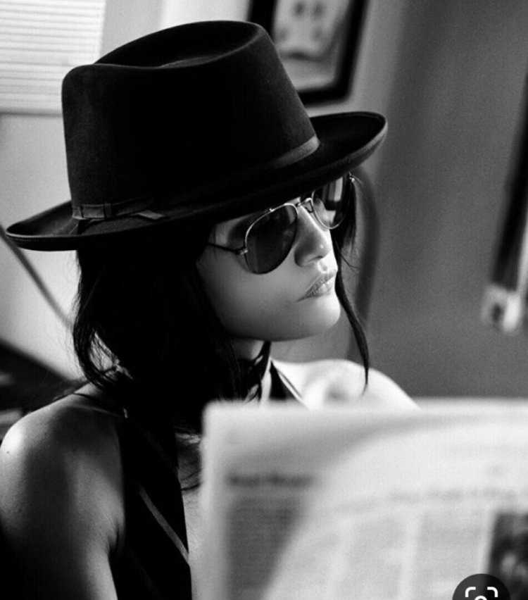 Девушка в шляпе и очках