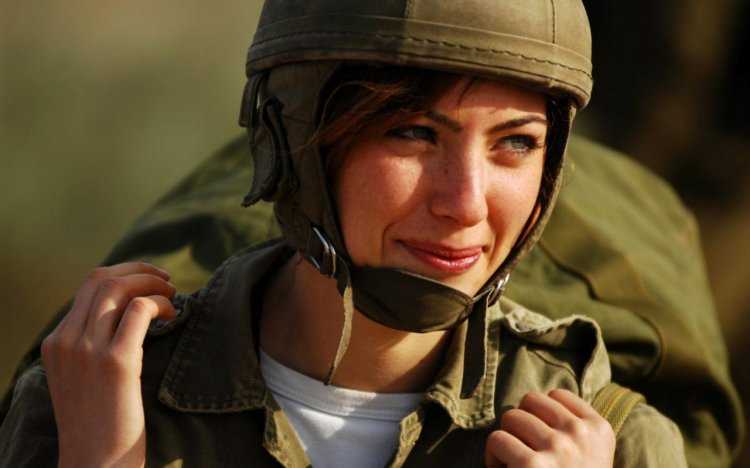 Женщина солдат