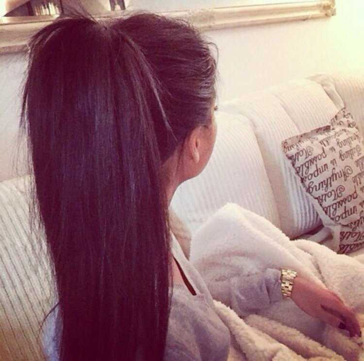 Девушка со спины брюнетка с длинными волосами