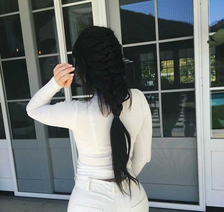 Кайли Дженнер с черными волосами со спины